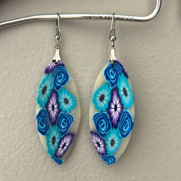 Dangly earrings. Floral detail with rhinestones. - Picture 3 of 3